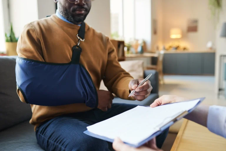 How a Kansas City Personal Injury Lawyer Helps You Fight the Insurance Company After a Crash